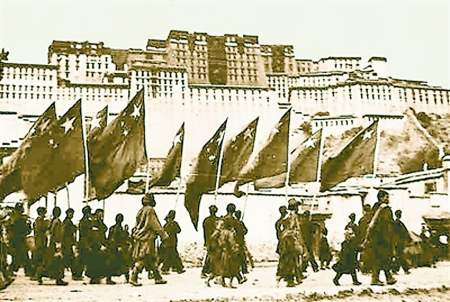 1951年10月26日，解放军先头部队进驻拉萨