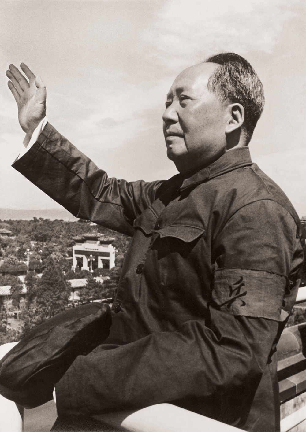 1966年8月18日，毛泽东在天安门城楼上第一次接见红卫兵