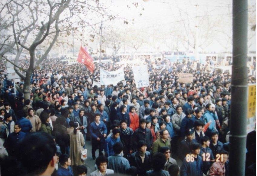 1986年12月21日，上海的游行学生队伍
