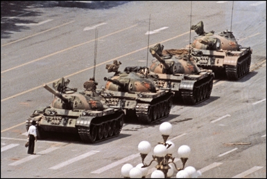 1989年6月5日，“坦克人”在长安街上只身阻挡坦克行进