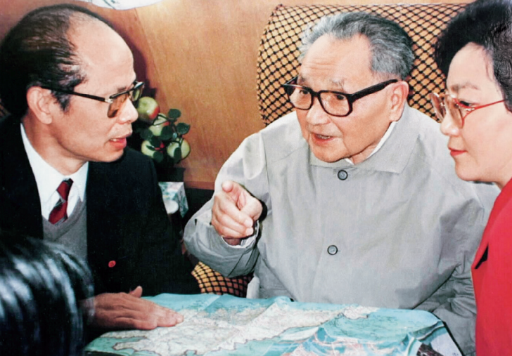 1992年1月23日，邓小平在广东考察