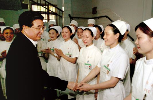 2003年5月12日，正在四川考察农村防治非典工作的胡锦涛看望医护人员