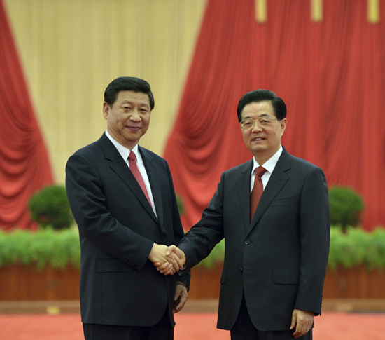 2012年11月15日，国家主席胡锦涛和新当选的中共中央总书记、中央军委主席习近平握手