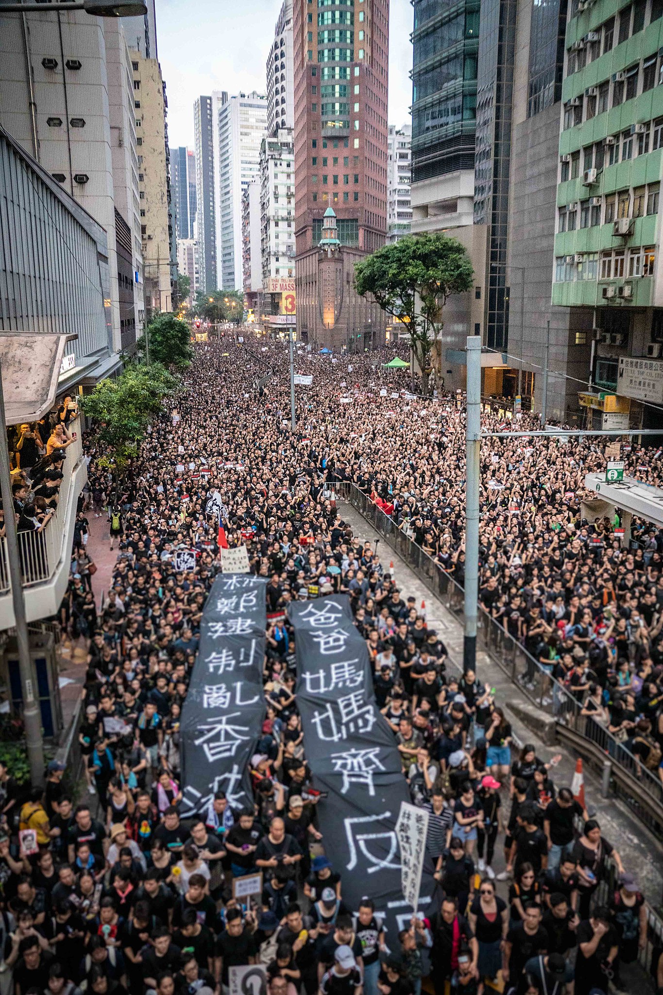 2019年6月16日，香港举行大规模游行