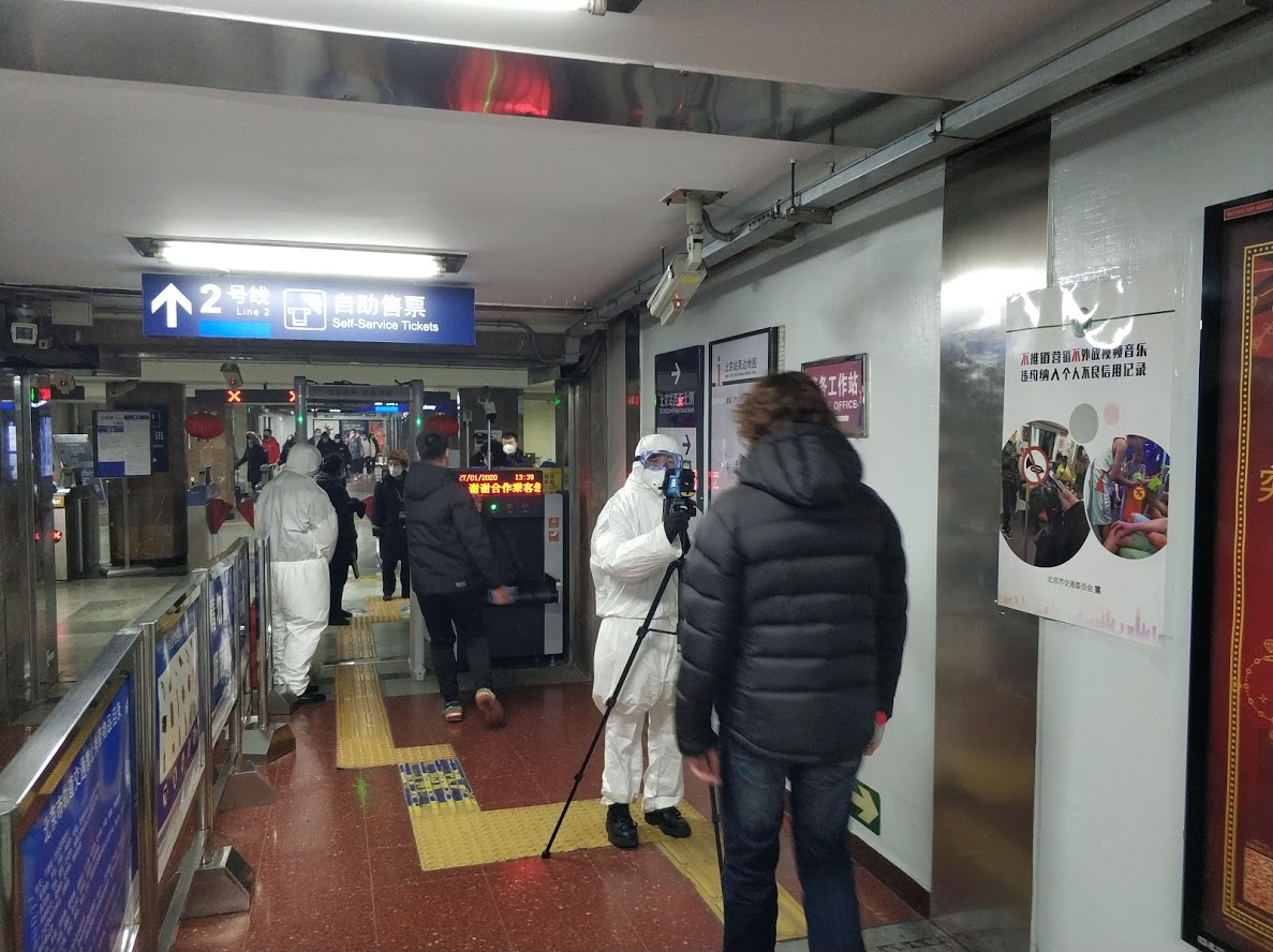 北京地铁入口处正在检测体温