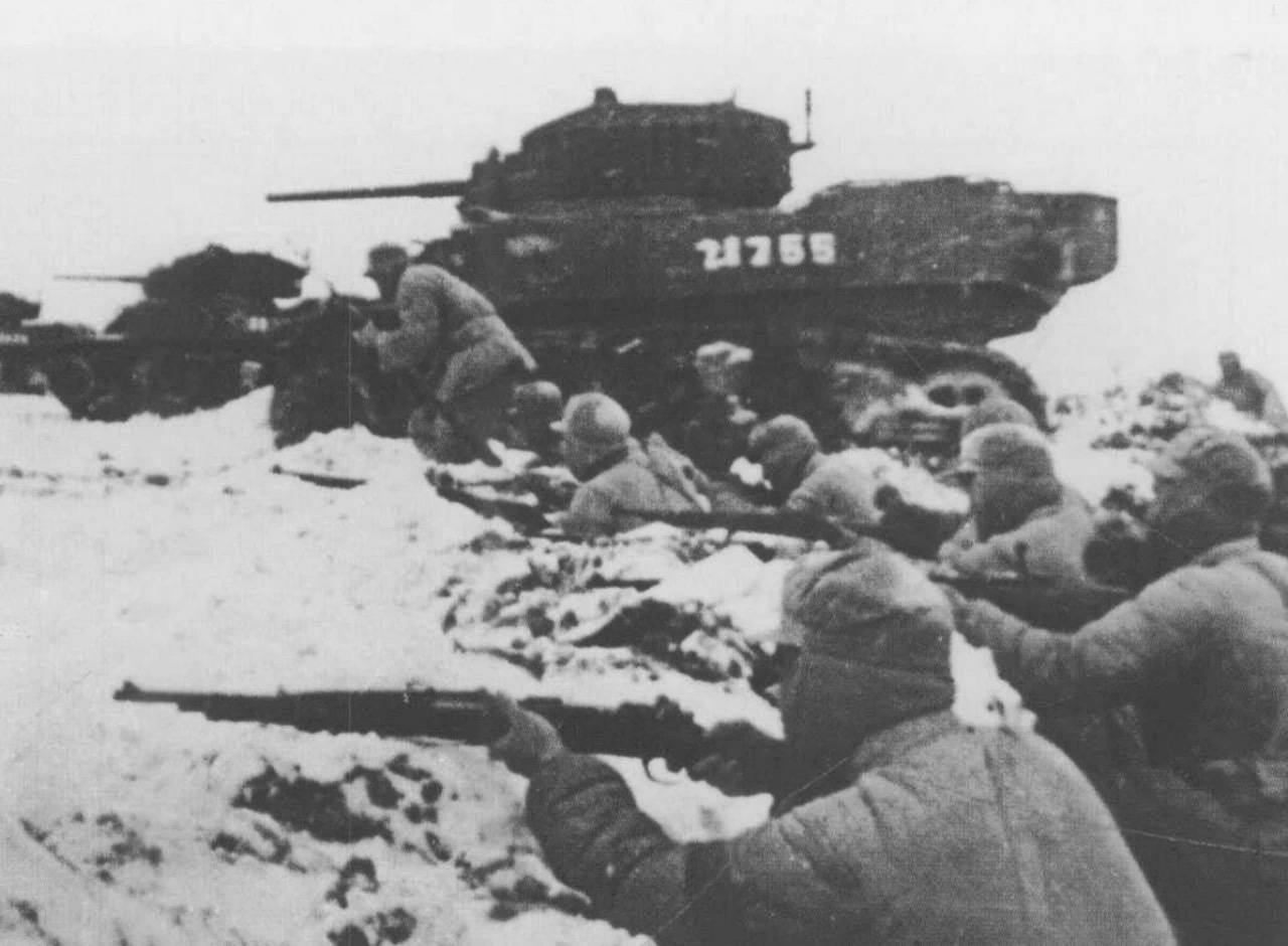 华东野战军坦克大队配合步兵发起攻击