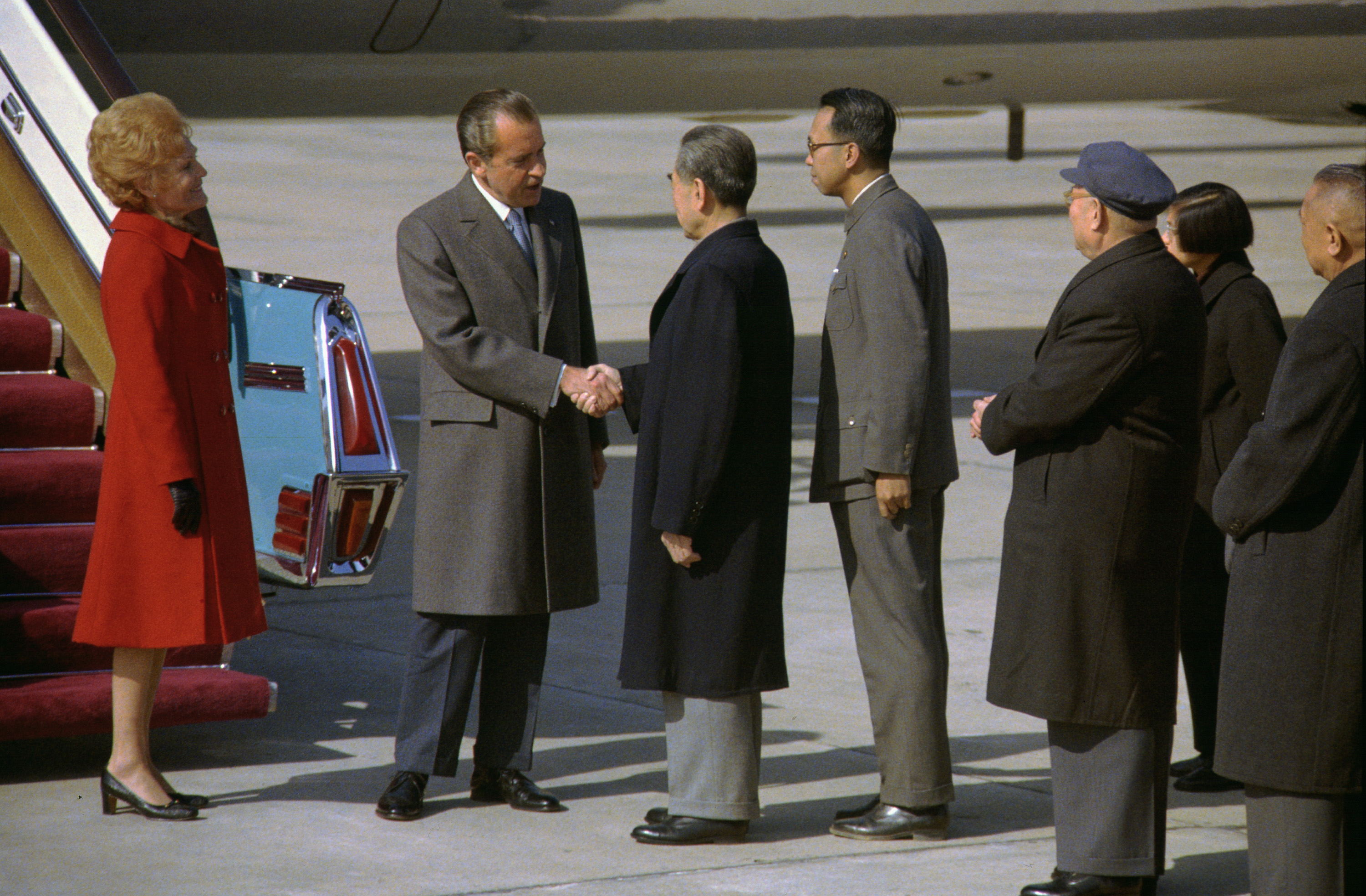 走下舷梯的尼克松与周恩来握手寒暄